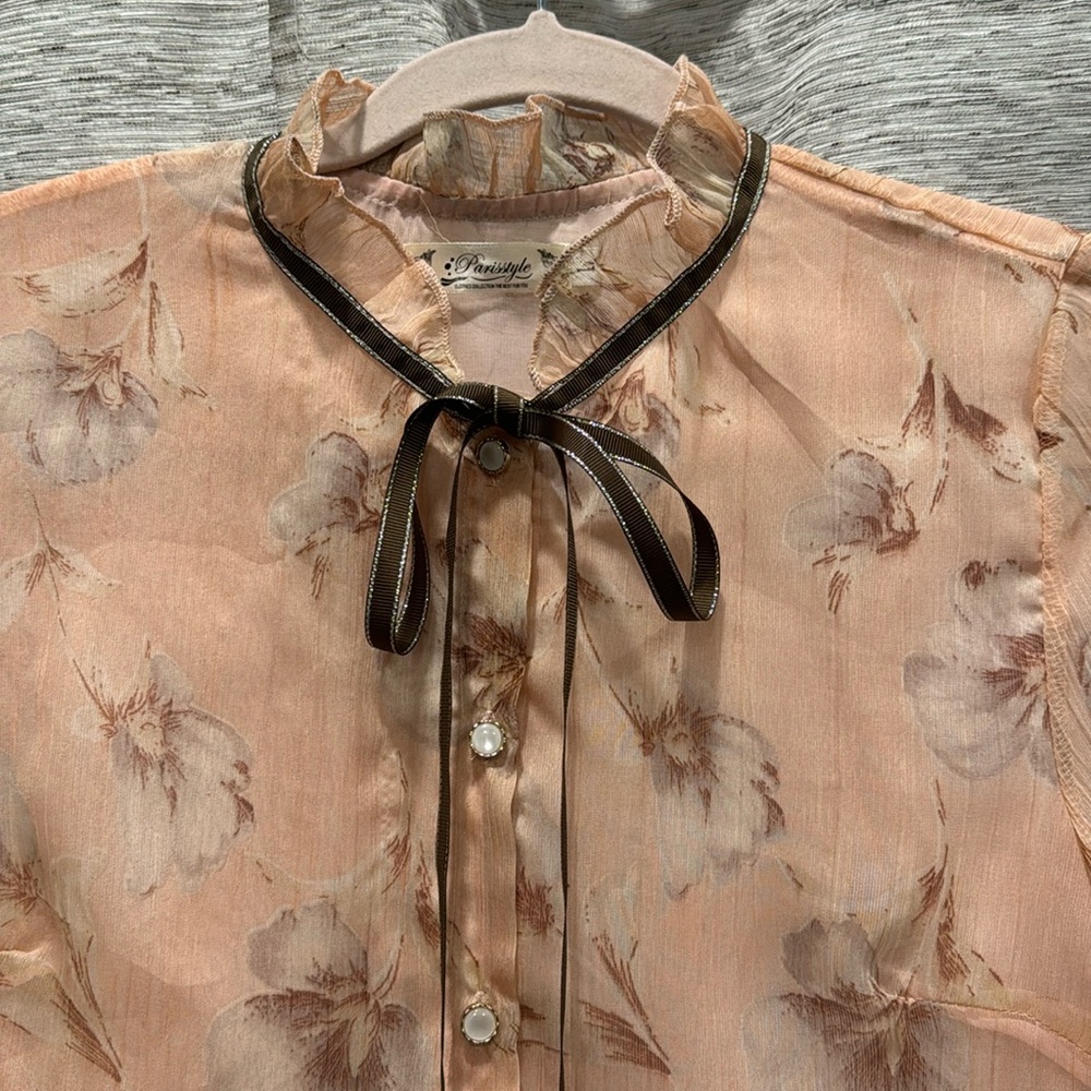 🚨2/$10🚨Feminine floral top - Picture 2 of 9
